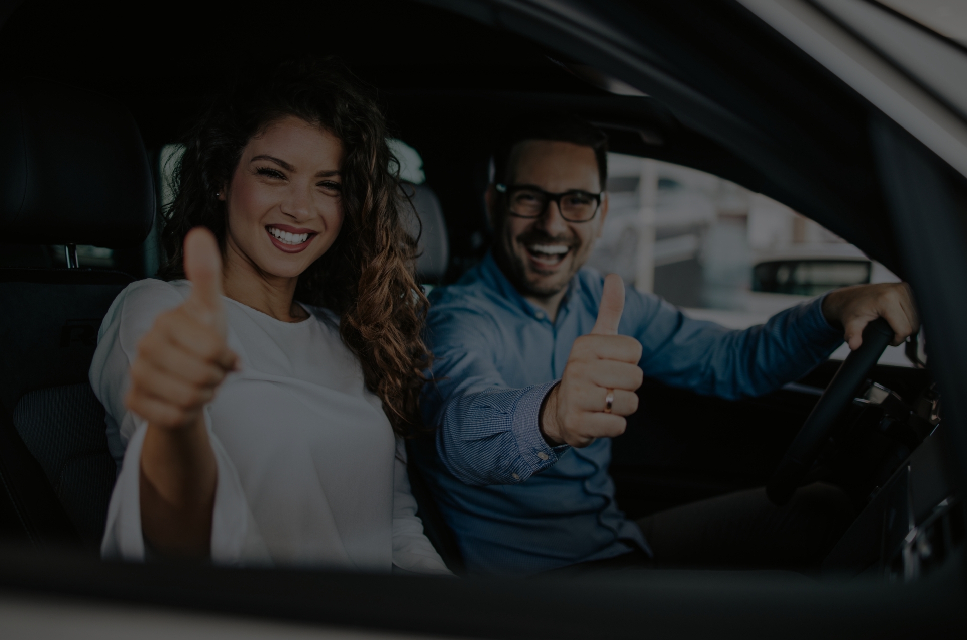 Paar freut sich über den Onlinekauf Ihres Autos 